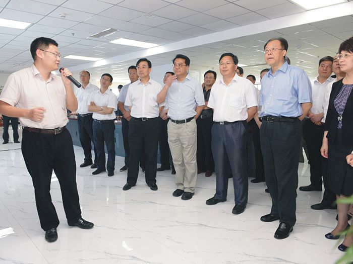 安徽省委常委、合肥市委書記吳存榮，合肥市黨政代表團一行蒞臨我集團參觀考察