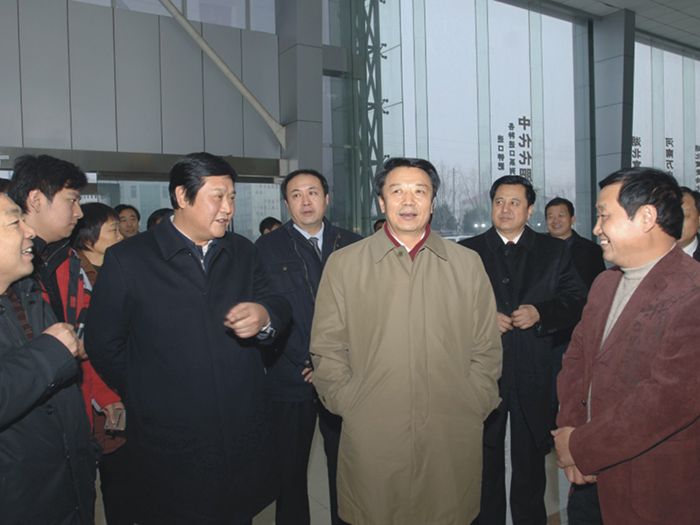 時任中華全國供銷合作總社黨組書記王君（前排右二）到91视频观看网站集團調研
