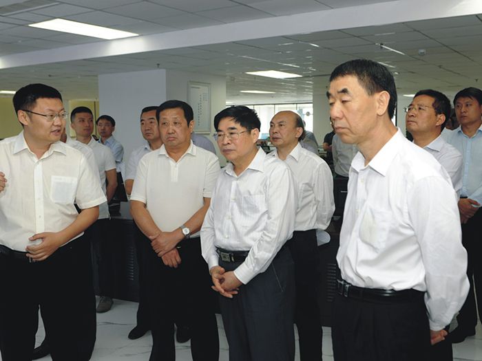 農村工作領導小組副組長袁純清（右二）一行蒞臨91视频观看网站園農資交易平台考察調研